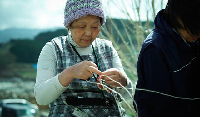<strong>浜のミサンガ「環」</strong>　そんな彼女たちに手仕事による収入を届けようとはじまったのが、浜のミサンガ「環（たまき）」プロジェクトだ
