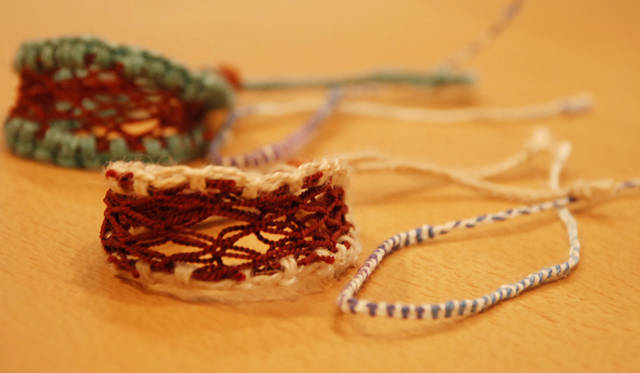 <strong>浜のミサンガ「環」</strong>　幅広に編んだミサンガと細いミサンガの2本1セット