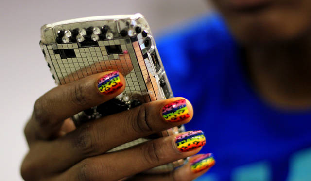 <strong>NIKE｜ナイキ</strong>　「THE LOOK OF SPORT：ペリー・シェイクス・ドレイトン」　携帯電話でいつもソーシャルメディアをチェックするペリー