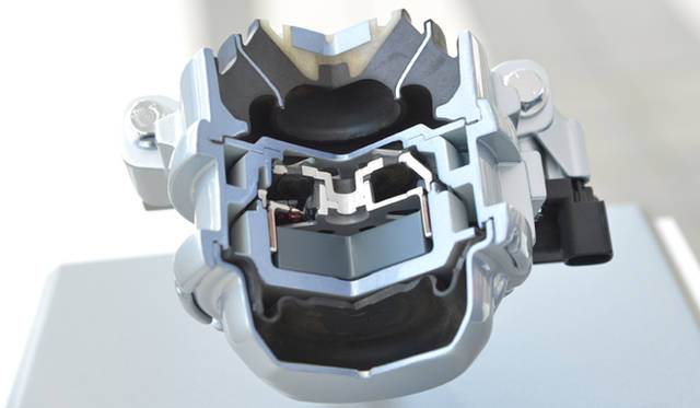 <strong>Audi S6 / S6 Avant / S7 Sportback｜アウディ S6 / S6 アバント / S7 スポーツバック</strong>　エンジンのバイブレーションを打ち消す、アクティブエンジンマウント