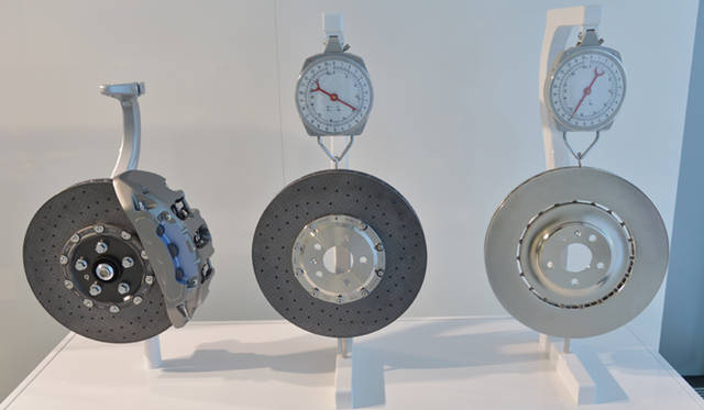 <strong>Audi S6 / S6 Avant / S7 Sportback｜アウディ S6 / S6 アバント / S7 スポーツバック</strong>　スチール製ディスクと比較して約15kg軽量のセラミックカーボンファイバー製ブレーキディスクをオプションとして用意