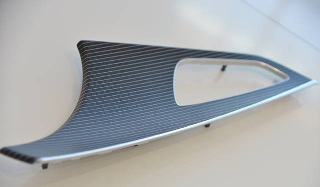 <strong>Audi S6 / S6 Avant / S7 Sportback｜アウディ S6 / S6 アバント / S7 スポーツバック</strong>　アルミと木材の積層によってつくられるフェイシア（インテリアのパネル）