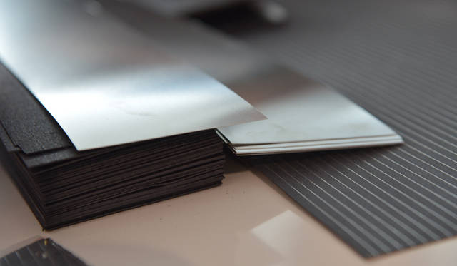 <strong>Audi S6 / S6 Avant / S7 Sportback｜アウディ S6 / S6 アバント / S7 スポーツバック</strong>　アルミニウムと黒の木材で層状にする