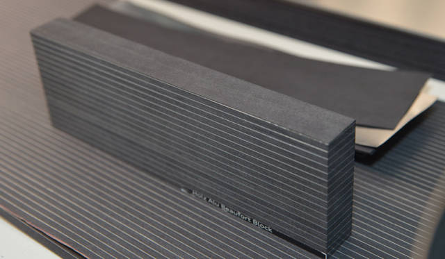 <strong>Audi S6 / S6 Avant / S7 Sportback｜アウディ S6 / S6 アバント / S7 スポーツバック</strong>　積層されたアルミニウムと木材をスライスしてフェイシアの材料にする