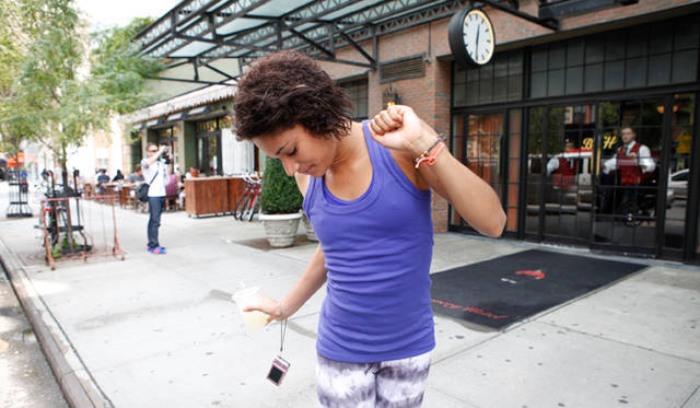 <strong>NIKE｜ナイキ</strong>　「THE LOOK OF SPORT：ジョディー・ウィリアムズ」　友人とコーヒーを楽しむジョディー