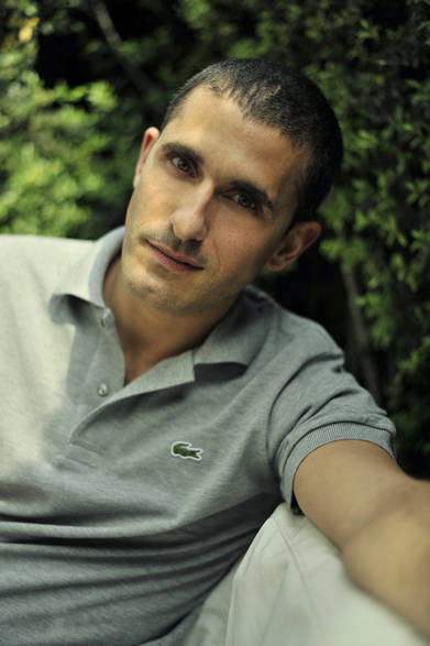 <strong>LACOSTE｜ラコステ</strong>　昨年よりラコステのクリエイティブ・ディレクターに就任した、フェリペ・ヴァティスタ・オリベイラ氏