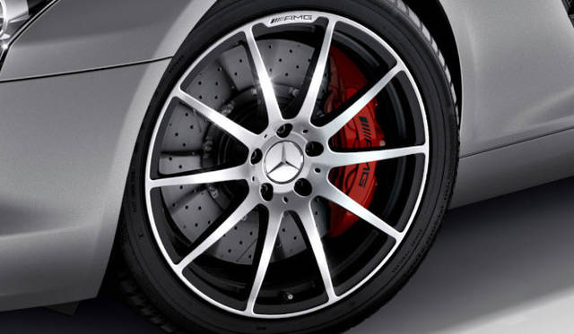 <strong>Mercedes-Benz SLS AMG GT ｜ メルセデスベンツ SLS AMG GT</strong>　赤いブレーキキャリパーがコンポジットディスクブレーキと組み合わされているようだ