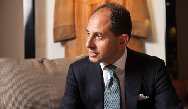 <strong>Secrets behind the Success｜カルロ・ガリリオ</strong>　ダンヒルにはリーマンショック直後に入社したガリリオさん。当初は、仲間に前向きなパワーとエネルギーを注ぐことに徹したという