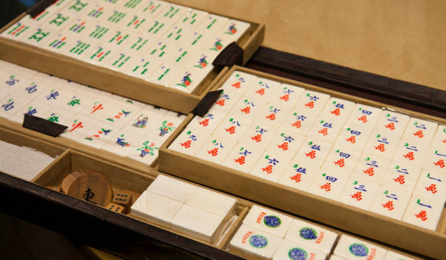 <strong>Secrets behind the Success｜カルロ・ガリリオ</strong>　種類の豊富なダンヒルのゲームから、ガリリオさんが選んだのは麻雀。いつかプレイしてみたいのだそう