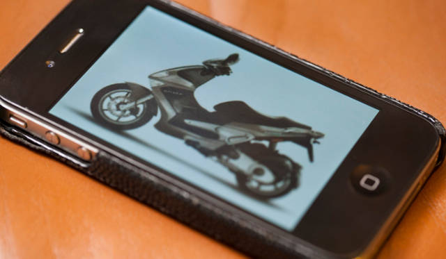 <strong>Secrets behind the Success｜カルロ・ガリリオ</strong>　東京での移動は、もっぱらイタリア製のスポーツスクーター「ジレラ ランナー」を愛用中