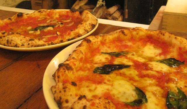 <strong>Secrets behind the Success｜カルロ・ガリリオ</strong>　ガリリオさんお気に入りのピザ。手前はマルゲリータ、奥がマリナーラ　©サヴォイ麻布十番店