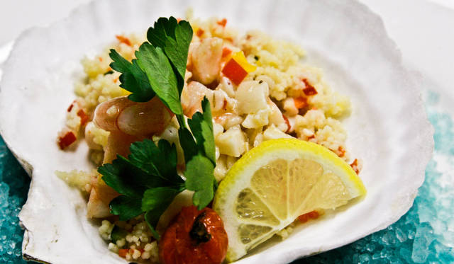 <strong>Secrets behind the Success｜カルロ・ガリリオ</strong>　ガリリオさんお気に入りのひと皿。「海の幸のリゾット」（写真はシーフードのクスクス）　©エリオ ロカンダ イタリアーナ