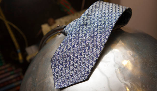 <strong>Secrets behind the Success｜カルロ・ガリリオ</strong>　代表メンバーのためにつくった“勝負服”のネクタイを愛用している。1万5750円