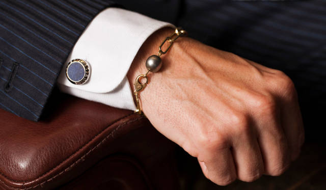 <strong>Secrets behind the Success｜カルロ・ガリリオ</strong>　ガリリオさんのラッキーアイテムは、「妻からもらった」というカスタムメイドのブレスレット