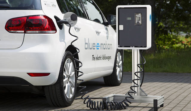 <strong>Volkswagen Golf blue-e-motion｜フォルクスワーゲン ゴルフ ブルーe-モーション</strong>　展示されていた充電装置　1本のケーブルを送電線に、もう1本をクルマに接続する　ヨーロッパ仕様のため、このままでは日本で動作しない