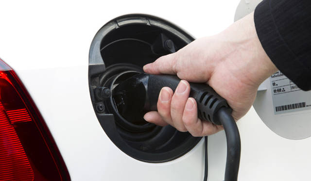 <strong>Volkswagen Golf blue-e-motion｜フォルクスワーゲン ゴルフ ブルーe-モーション</strong>　展示されていた充電装置　1本のケーブルを送電線に、もう1本をクルマに接続する　ヨーロッパ仕様のため、このままでは日本で動作しない