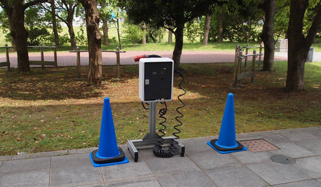 <strong>Volkswagen Golf blue-e-motion｜フォルクスワーゲン ゴルフ ブルーe-モーション</strong>　展示されていた充電装置　1本のケーブルを送電線に、もう1本をクルマに接続する　ヨーロッパ仕様のため、このままでは日本で動作しない