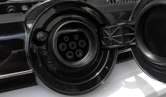 <strong>Volkswagen Golf blue-e-motion｜フォルクスワーゲン ゴルフ ブルーe-モーション</strong>　フロントの充電ソケットはVWワッペンの下に位置する