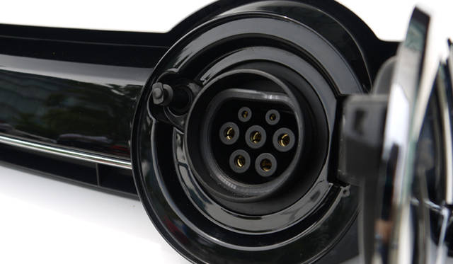 <strong>Volkswagen Golf blue-e-motion｜フォルクスワーゲン ゴルフ ブルーe-モーション</strong>　フロントの充電ソケットはVWワッペンの下に位置する