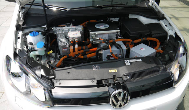 <strong>Volkswagen Golf blue-e-motion｜フォルクスワーゲン ゴルフ ブルーe-モーション</strong>　モーターの最高出力は85kw（115bhp）、最大トルクは270Nm