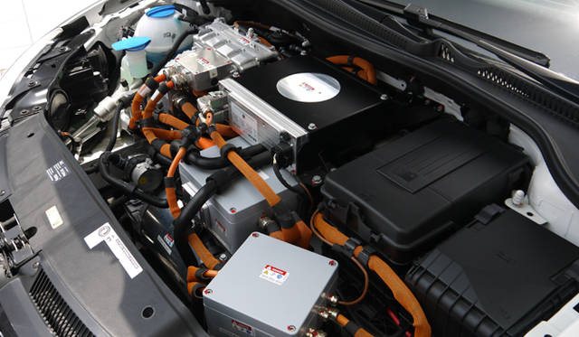 <strong>Volkswagen Golf blue-e-motion｜フォルクスワーゲン ゴルフ ブルーe-モーション</strong>　モーターの最高出力は85kw（115bhp）、最大トルクは270Nm