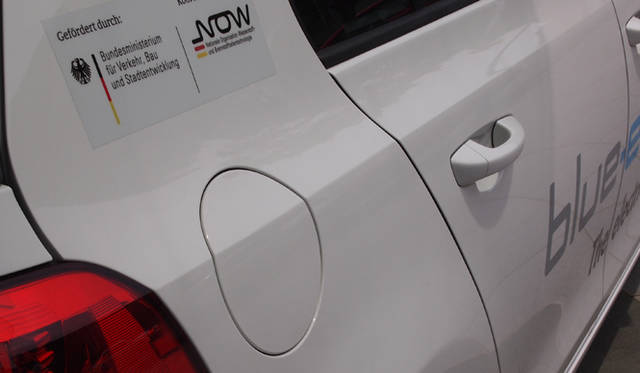 <strong>Volkswagen Golf blue-e-motion｜フォルクスワーゲン ゴルフ ブルーe-モーション</strong> 通常の給油口部分も充電ソケットになっている