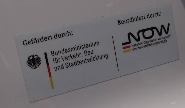 <strong>Volkswagen Golf blue-e-motion｜フォルクスワーゲン ゴルフ ブルーe-モーション</strong>　ドイツから持ち込まれた試乗車には、2008年に発足した水素、燃料電池技術、電気自動車技術の普及を目指すドイツの公的機関「NOW」のステッカー