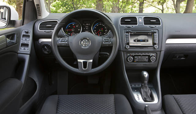 <strong>Volkswagen Golf blue-e-motion｜フォルクスワーゲン ゴルフ ブルーe-モーション</strong>　回生ブレーキの効き具合はパドルシフトで3段階から選択できる