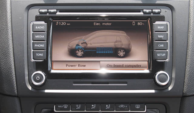 <strong>Volkswagen Golf blue-e-motion｜フォルクスワーゲン ゴルフ ブルーe-モーション</strong>　エネルギーの流れを示すモニター