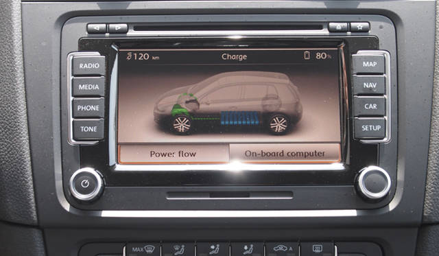 <strong>Volkswagen Golf blue-e-motion｜フォルクスワーゲン ゴルフ ブルーe-モーション</strong>　エネルギーの流れを示すモニター