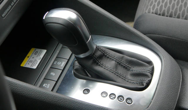 <strong>Volkswagen Golf blue-e-motion｜フォルクスワーゲン ゴルフ ブルーe-モーション</strong>　Dが通常のドライブ　Bはエンジンブレーキのように抵抗が大きくなる　