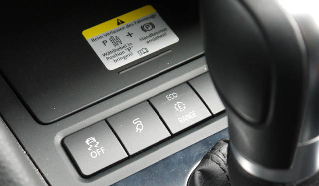 <strong>Volkswagen Golf blue-e-motion｜フォルクスワーゲン ゴルフ ブルーe-モーション</strong>　走行モードは通常、エコ、極限まで走行距離を稼ぐレンジの3種類から選択可能 