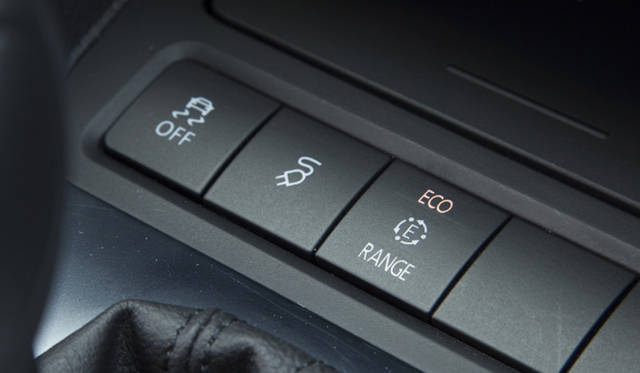 <strong>Volkswagen Golf blue-e-motion｜フォルクスワーゲン ゴルフ ブルーe-モーション</strong>　走行モードは通常、エコ、極限まで走行距離を稼ぐレンジの3種類から選択可能 