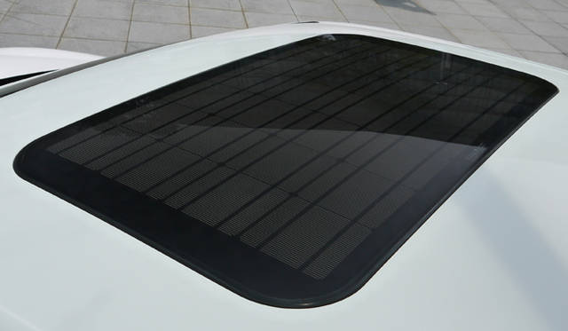 <strong>Volkswagen Golf blue-e-motion｜フォルクスワーゲン ゴルフ ブルーe-モーション</strong>　ルーフは太陽発電パネル　換気用モーターを動作させる