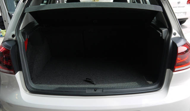 <strong>Volkswagen Golf blue-e-motion｜フォルクスワーゲン ゴルフ ブルーe-モーション</strong>　 荷室容量は通常のゴルフの350リットルから275リットルになっている