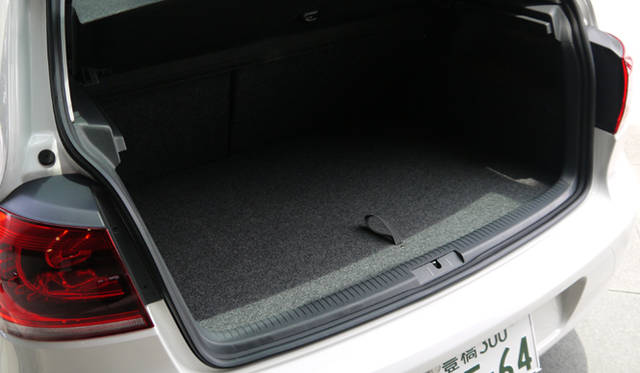 <strong>Volkswagen Golf blue-e-motion｜フォルクスワーゲン ゴルフ ブルーe-モーション</strong>　 荷室容量は通常のゴルフの350リットルから275リットルになっている