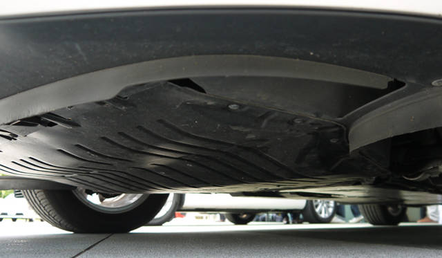 <strong>Volkswagen Golf blue-e-motion｜フォルクスワーゲン ゴルフ ブルーe-モーション</strong>　 車体底面は平らになるよう、徹底的に覆われている