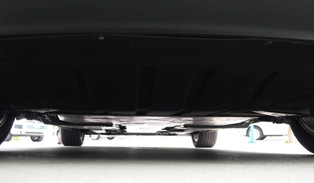 <strong>Volkswagen Golf blue-e-motion｜フォルクスワーゲン ゴルフ ブルーe-モーション</strong>　 車体底面は平らになるよう、徹底的に覆われている