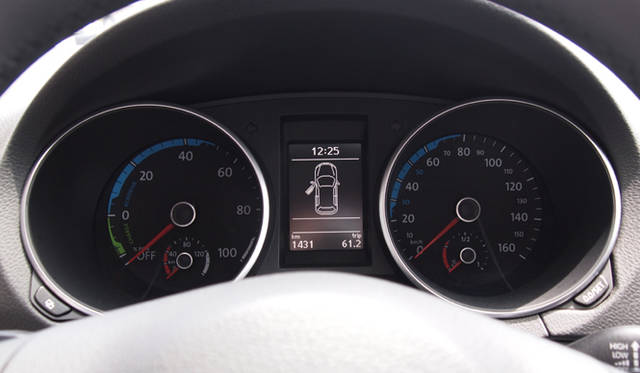 <strong>Volkswagen Golf blue-e-motion｜フォルクスワーゲン ゴルフ ブルーe-モーション</strong>　通常のタコメーター部分はモーター回転計　0より下は回生状態をしめす　その下の小さなメーターは予想航続可能距離計