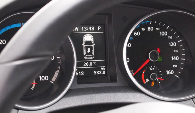 <strong>Volkswagen Golf blue-e-motion｜フォルクスワーゲン ゴルフ ブルーe-モーション</strong>　充電中のインジケーター