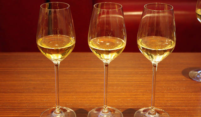 <strong>KRUG｜クリュッグ</strong>　味わいの個性を愉しめるのはテイスティングならではの醍醐味。左より、クリュッグヴィンテージ（1998年、2000年）、グランド・キュヴェ