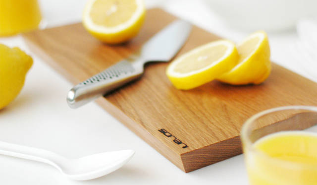 <strong>sorani｜ソラニ</strong>　フルーツナイフを使って、ささっとフルーツをカットすれば、簡単にジュースをつくることができる