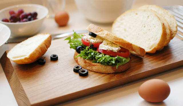 <strong>sorani｜ソラニ</strong>　パーティのときはオープンサンドをのせて、サービング用のトレーとしても活用できる