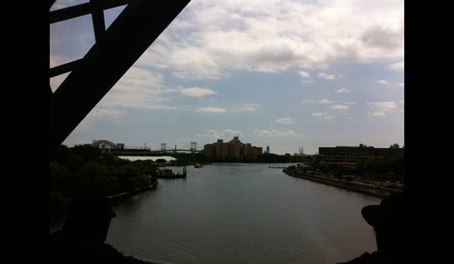 <strong>マシュー・ワォルドマン</strong>　自転車からのTriboro Bridgeからの眺めははじめて。とてもきれいです