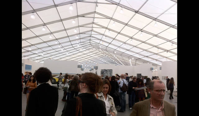 <strong>マシュー・ワォルドマン</strong>　しかし会場のテントは長い！