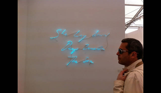 <strong>マシュー・ワォルドマン</strong>　よくありがちなネオンアートがないと、やっぱり困るのかな？