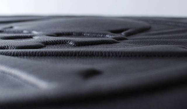 <strong>BUILDING｜ビルディング</strong>　今回のために用意された座面のビッグスカルの立体ステッチ