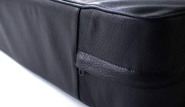 <strong>BUILDING｜ビルディング</strong>　中材には硬さの異なるウレタンを4層に重ねて、へたりにくくほど良い硬さを保った座り心地を実現