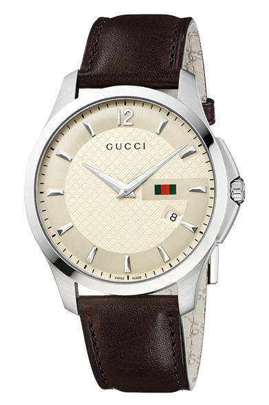 「G-タイムレス」コレクションのクラシックな趣きを備えながら、よりエレガントな表情を見せたのが「G-タイムレス スリム」である。直径40mmに厚さ6mmのケースは、今までよりさらに着けやすく、どんなシーンにも合う表情に仕上がった。<br /><br /><strong>G-タイムレス スリム</strong><br />9万9750円<br />クォーツ、直径40mm、SS<br /><br />ラグジュアリー・タイムピーシズ ジャパン<br />Tel. 03-5766-2030