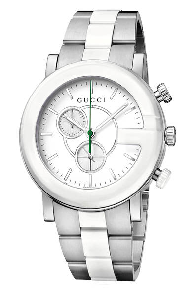 セラミックとステンレススティールのコンビネーションがモダンな新作が登場。アイコニックなGベゼルを強調した大胆なデザインもグッチならでは。ユニセックスで使えるのもうれしい。<br /><br /><strong>G-クロノ セラミック</strong><br />21万6300円<br />クォーツ、直径44mm、SS<br /><br />ラグジュアリー・タイムピーシズ ジャパン<br />Tel. 03-5766-2030